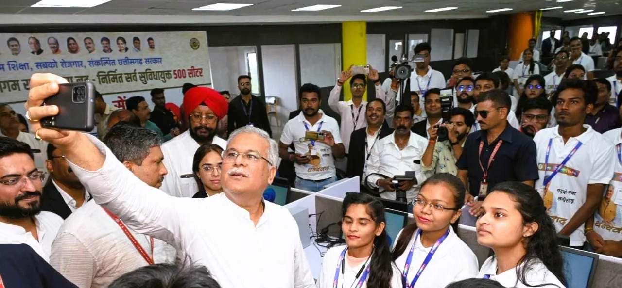 Chief Minister Bhupesh Baghel Birthday: युवाओं को बीपीओ का तोहफा, 500 को मिलेगा रोजगार, 100 को थमाया जॉब लेटर