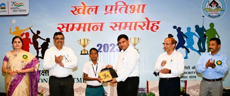 School-children-of-Bhilai-Steel-Plant-blew-thunder-in-the-playground-won-National-Award-74-children-honored-with-ED-CGM-1