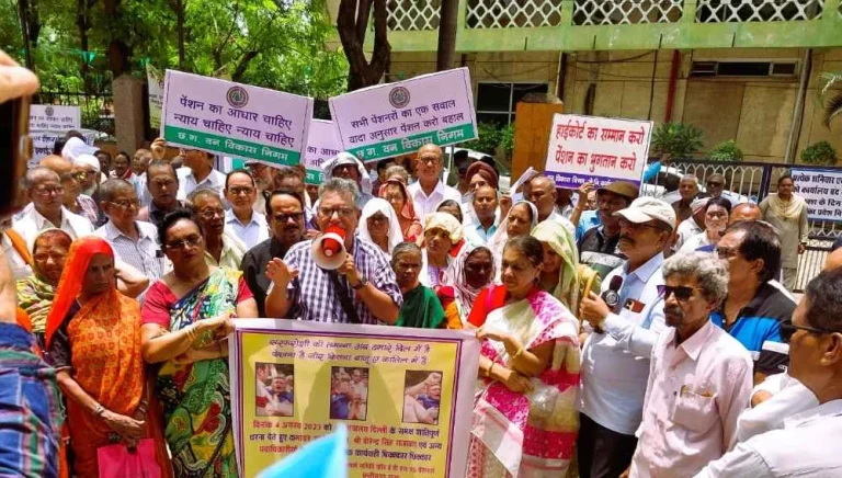 Uproar-at-EPFO-__office-over-EPS-95-pension-hike-and-arrest-1