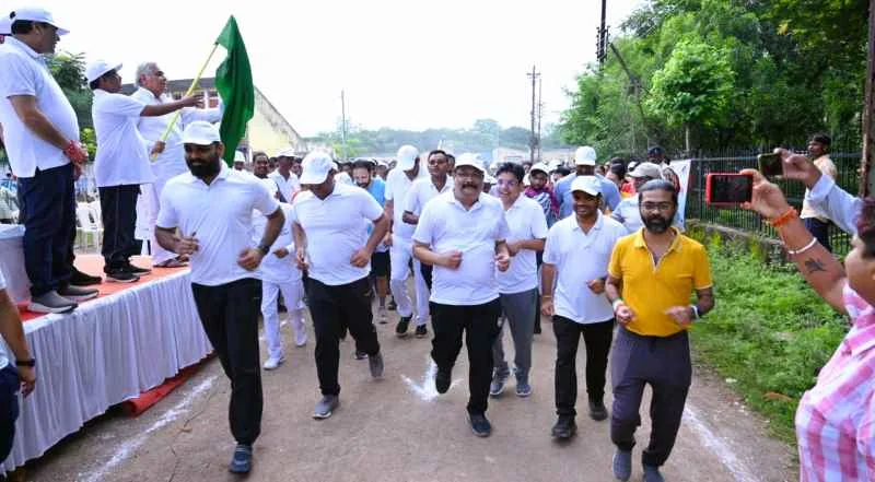 सद्भावना दौड़: एकता, भाईचारे और देशप्रेम का संदेश देने प्रशासनिक अधिकारियों संग दौड़ी दुर्ग की जनता