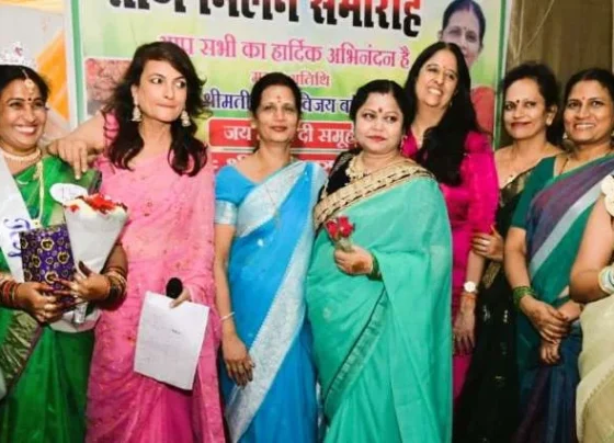 teej milan in bsp workers union office, vijaya nirmala became queen, got award from rajni baghel