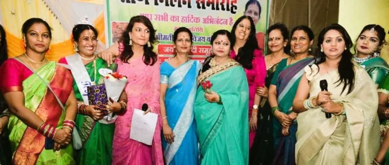 teej-milan-in-bsp-workers-union-office-vijaya-nirmala-became-queen-got-award-from-rajni-baghel