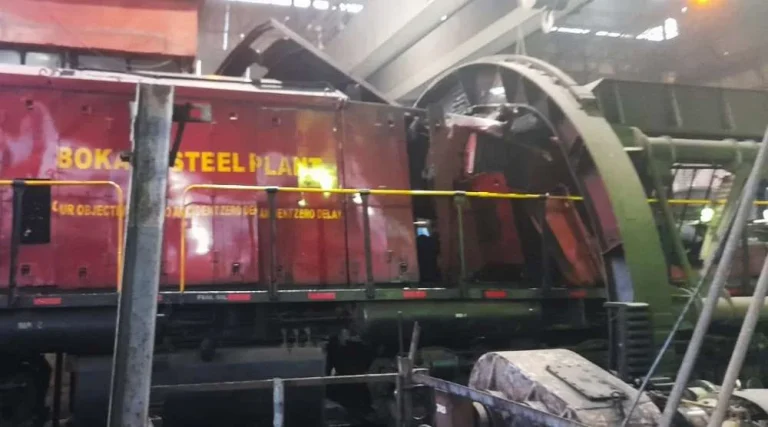 Accident-in-Bokaro-Steel-Plant-railway-wagon-stuck-in-tippler-trouble-on-raw-material-1