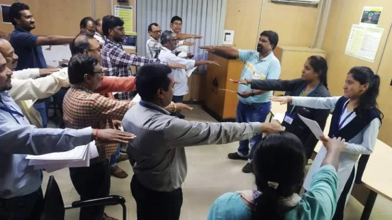 Bhilai-Steel-Plant-is-teaching-defensive-driving-this-way-prevent-accidents-of-bike-car-or-goods-vehicle