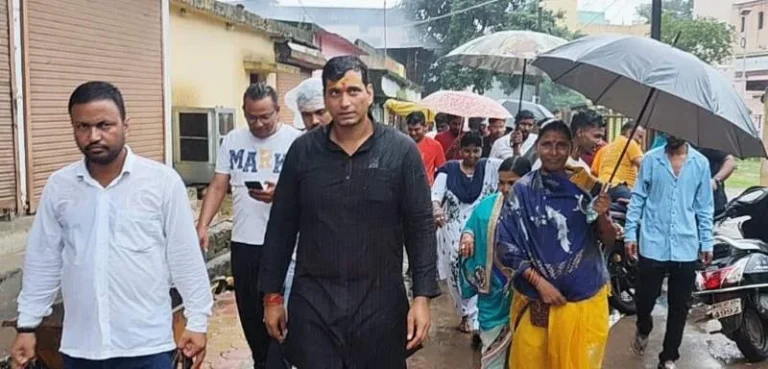 MLA-Devendras-steps-did-not-stop-even-in-the-rain-he-marched-several-kilometers-on-Pragati-Yatra-3