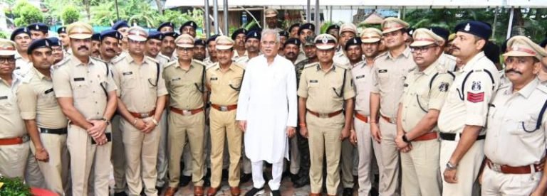 Out-of-turn-promotion-salary-increment-CM-patted-the-police-personnel-who-solved-Raigarh-bank-robbery