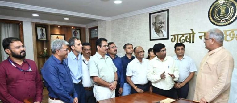 Rejuvenation-of-Public-Relations-Department-for-the-first-time-after-formation-of-Chhattisgarh-state-officers-association-met-CM