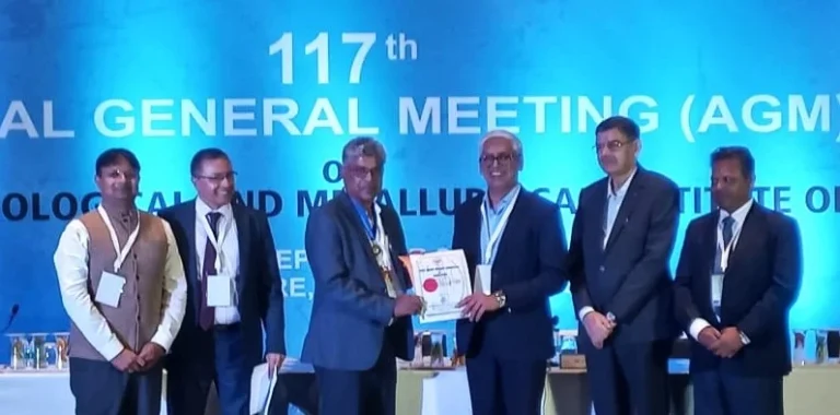 SECL-CMD-Dr.-Prem-Sagar-received-MGMI-Excellence-Award-donated-the-award-money-to-the-library