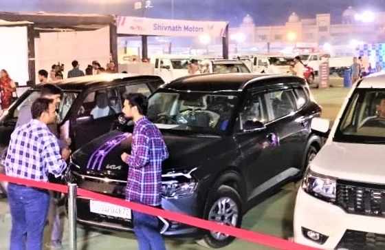 The number of car buyers in Chhattisgarh increased by one third in one year, 8,143 cars were sold in Raipur and 3,515 in Durg district