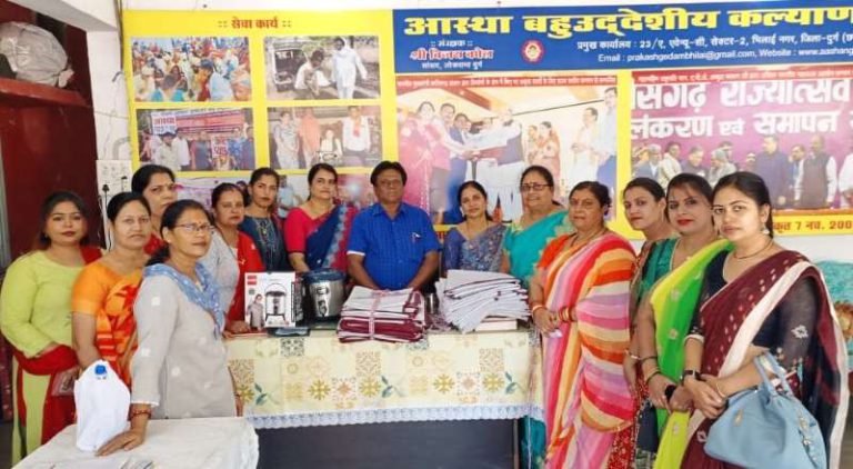 Aradhya-Durga-Jan-Kalyan-Samiti-visited-Sector-2-Aastha-Old-Age-Home.-The-committee-presented-necessary-items-as-gifts