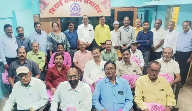 BSP-Sector-4-Credit-Society-handed-over-checks-to-retired-employees-of-Bhilai-Steel-Plant