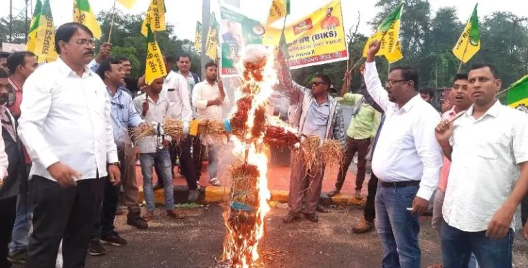 Boakro-Steel-Plant-employees-burnt-effigies-of-SAIL-management-and-NJCS