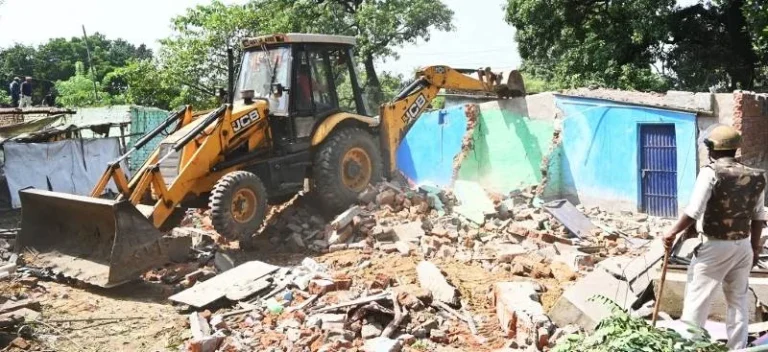 Bokaro-Steel-Plant-demolished-50-houses-of-stone-pelting-encroachers-Netajis-trick-did-not-work