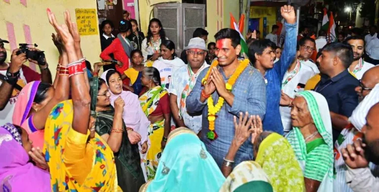 MLA-Devendra-Yadav-shines-in-the-streets-of-Khursipar-people-are-joining-Vishwas-Yatra-from-every-house