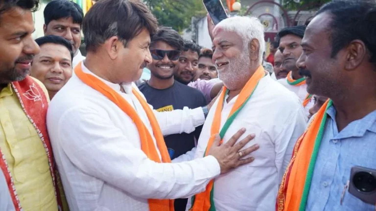 BJP-MP-and-popular-star-Manoj-Tiwari-did-a-road-show-in-favor-of-the-BJP-candidate.-Crowd-gathered-in-Khursipar