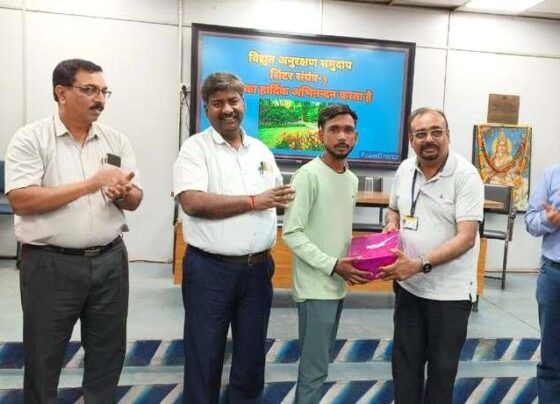 Bhilai Steel Plant: Officers and employees gave Diwali gifts to the contract workers of Sinter Plant 3