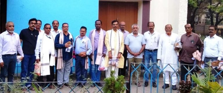 Bhilai-Steel-Plant-employees-received-check-of-deposited-capital