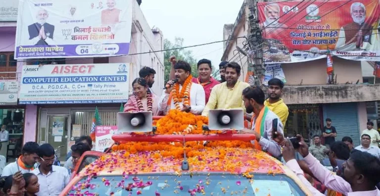 CG-Election-2023-Bhojpuri-super-star-Manoj-Tiwari-said-CM-Bhupesh-Baghel-who-said-he-has-crossed-75-has-crossed-508-crores