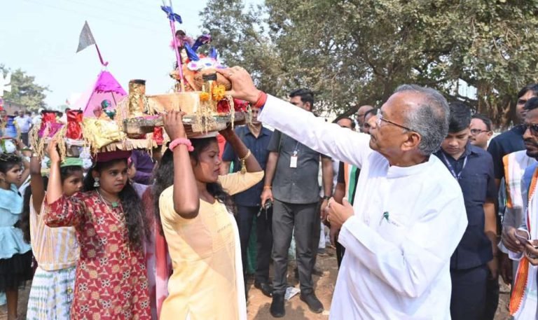 CG-Elections-Home-Minister-Tamradhwaj-Sahu-spent-time-among-the-villagers-on-Govardhan-Puja-campaigning-continued