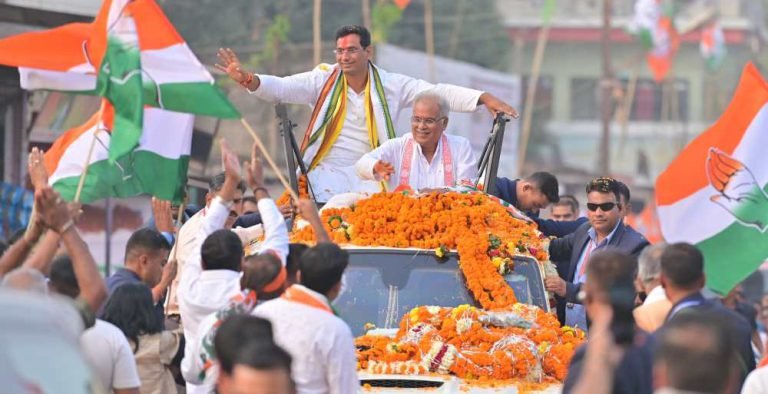 CM-Baghels-road-show-for-Devendra-Yadav-said-cylinder-for-Rs-470-and-Rs-15-thousand-for-women