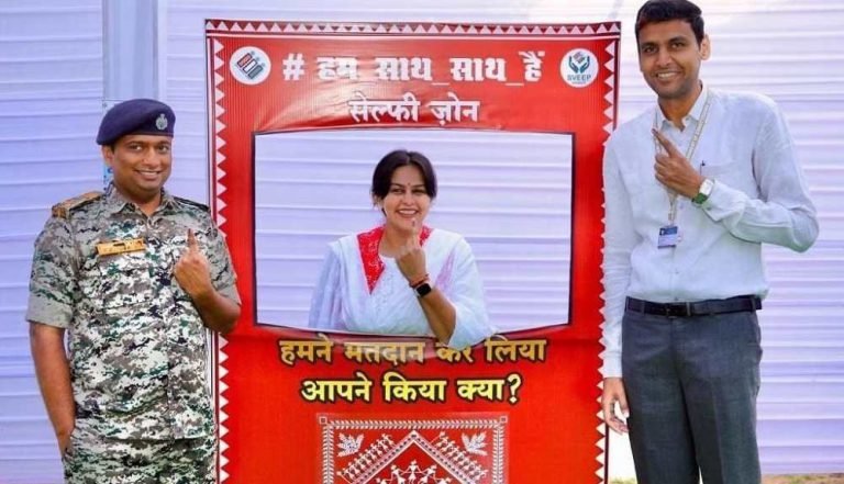 Chhattisgarh-Assembly-Election-2023-Collector-SP-and-CEO-stood-in-line-and-cast-their-vote-took-photo-see