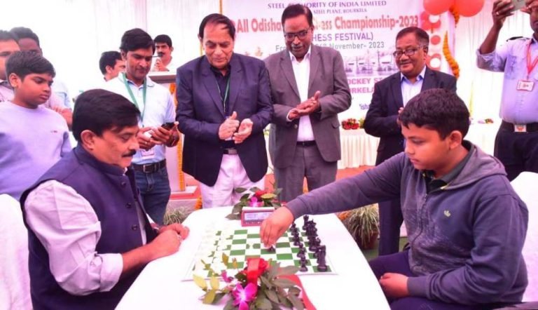 DIC-of-Rourkela-Steel-Plant-Bokaro-competes-with-the-child-on-chessboard-plays-a-trick