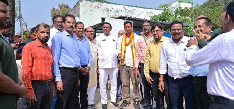 Devendra-Yadav-said-Earlier-the-public-used-to-go-to-the-MLAs-house-now-the-MLA-goes-to-the-publics-house-INTUC-leaders-got-support