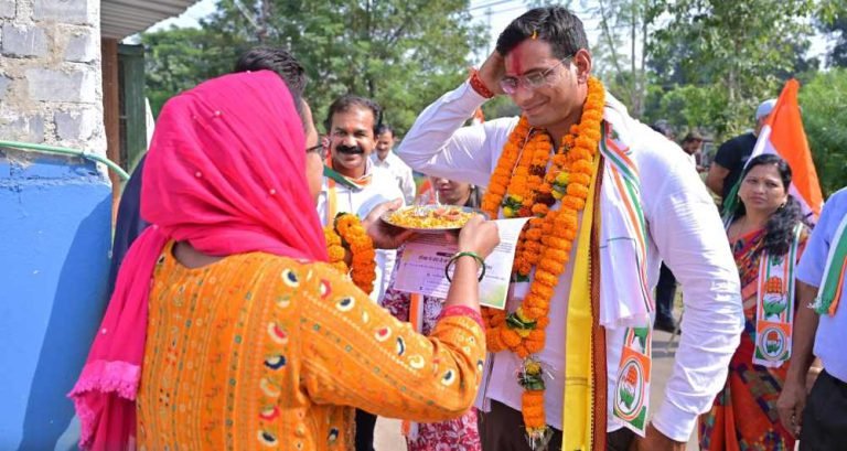 Devendra-shot-an-arrow-at-Pandeyji-the-scope-of-public-relations-increased-in-Vishwas-Yatra