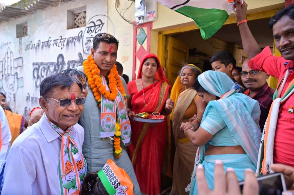 विधायक देवेंद्र यादव को माताओं ने लगाए विजय तिलक, बहनों ने बांधा रक्षा सूत्र और दिया आशीर्वाद