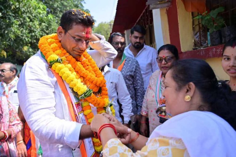Rakshabandhan-celebrated-in-election-festival-sisters-tied-the-bond-of-faith-to-MLA-Devendra-Yadav