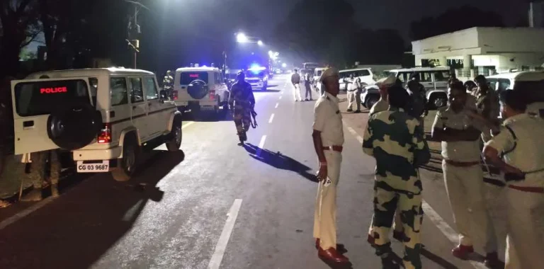 Uproar-in-CG-elections-Clash-between-BJP-Congress-supporters-at-Sector-2-booth-police-chased-away