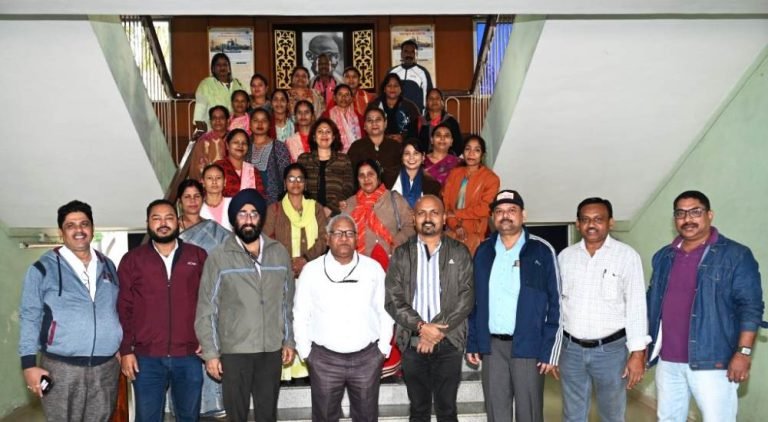 Bhilai-Steel-Plant-News-Wives-of-Water-Management-Department-employees-camped-at-their-husbands-workplace