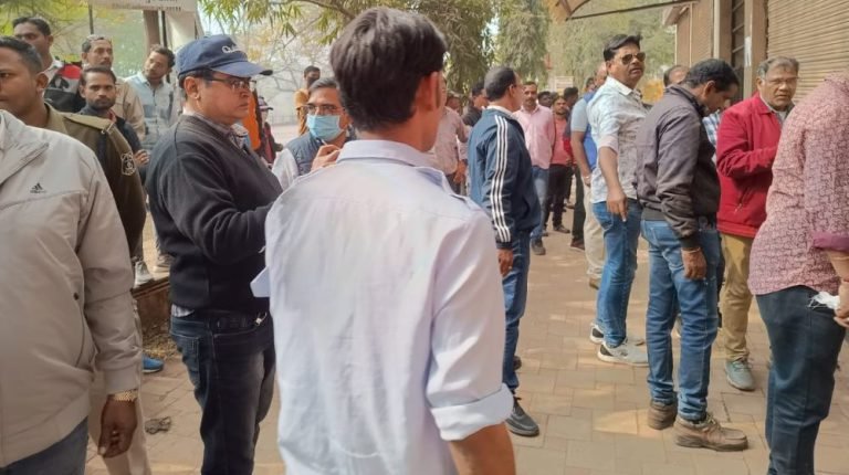 Big-breaking-news-7-crore-outstanding-on-Miraj-Cinema-another-big-action-shops-sealed1