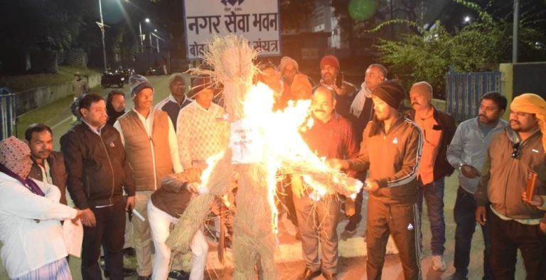 Effigies-of-officers-burnt-over-action-against-encroachment-in-Bokaro-allegations-of-business-ties-till-Raipur