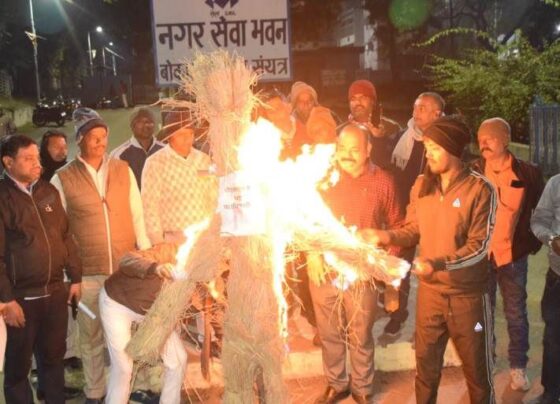 Effigies of officers burnt over action against encroachment in Bokaro, allegations of business ties till Raipur
