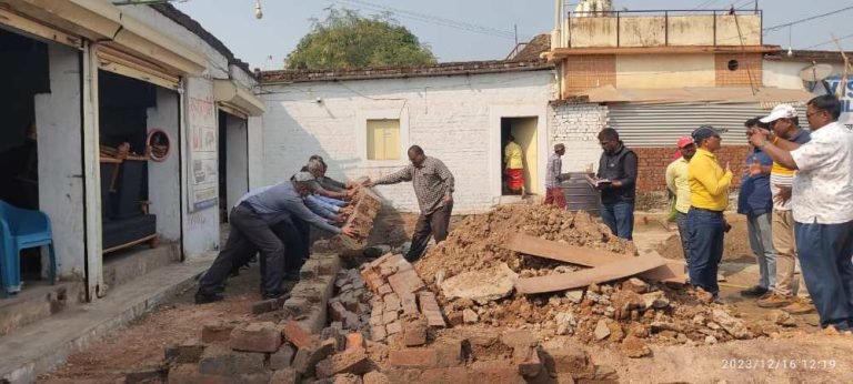 Enforcement-Department-of-Bhilai-Steel-Plant-broke-encroachment-in-Maroda