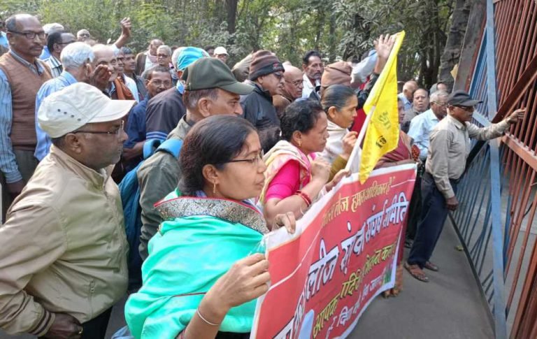 Leaseholders-agitation-resumes-in-Bhilai-uproar-over-license-and-withheld-amount