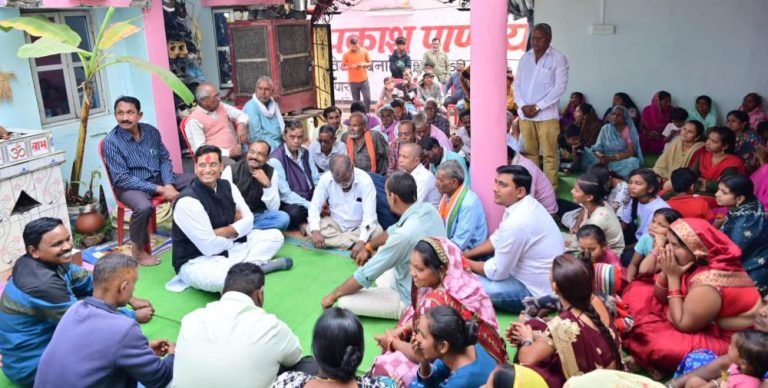 MLA-Devendra-met-the-people-of-Balaji-Nagar-Durga-Mandir-ward-and-Chhavni-area-expressed-gratitude-to-the-voters