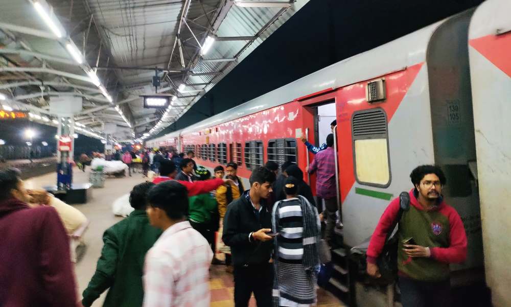Railway News: रेल यात्री ध्यान दें, 53 ट्रेनें कैंसिल, इन ट्रेनों का बदला रूट