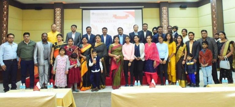 Rourkela-Steel-Plant-10-officers-of-RSP-honored-with-Trailblazer-Award-wives-and-children-also-attended