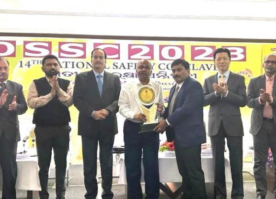 SAIL RSP-BSL DIC Atanu Bhowmik receives Kalinga Business Excellence Award
