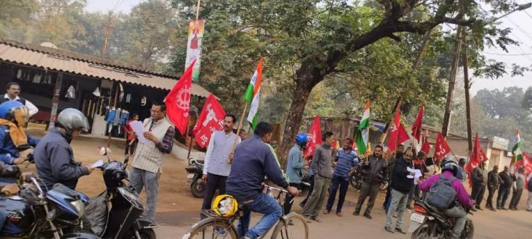 SAIL-Strike-2024-BSP-employees-camped-at-Maruda-Gate-raised-slogans-against-the-management