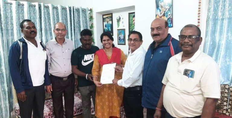 The-employee-did-an-excellent-job-BSP-reached-home-to-give-reward-to-the-employees-wife