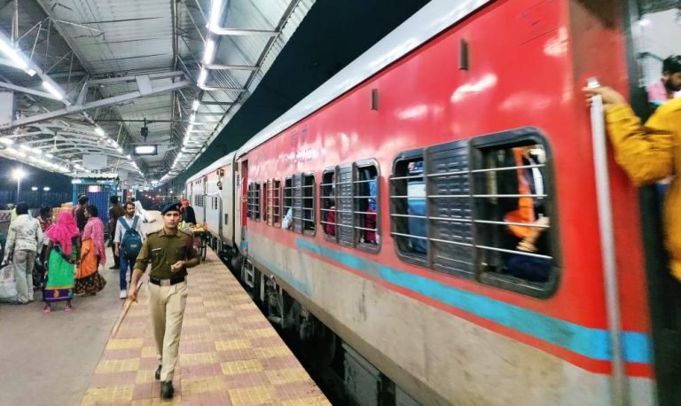 The-routes-of-these-trains-going-to-Maharashtra-Gujra-Andhra-Pradesh-MP-Delhi-have-been-changed