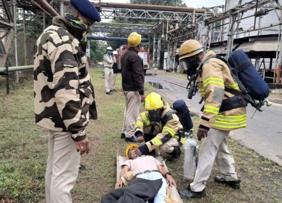 This photo of Bhilai Steel Plant will scare, employees on stretchers, chaos