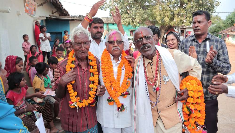 12 जगहों पर अहिवारा विधायक डोमन लाल का स्वागत दौरा और सम्मान समारोह, पढ़िए