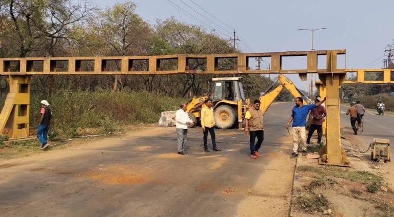 Bhilai-Township-Truck-drivers-broke-5-barriers-BSP-got-it-repaired-now-heavy-vehicles-will-not-move