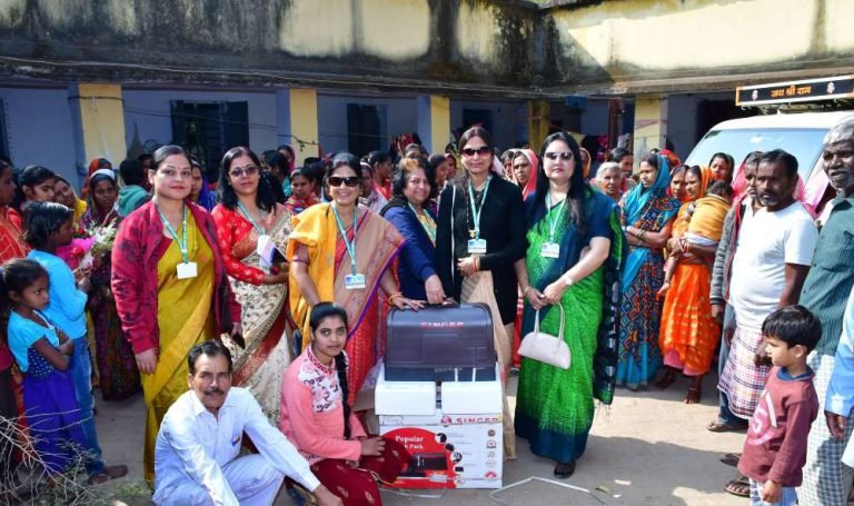 Bokaro-Steel-Plant-Wives-of-officers-camped-in-the-village-sewing-machines-given-to-women