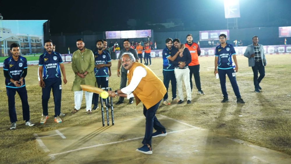 मंत्री बृजमोहन अग्रवाल ने जैन यूनिटी क्रिकेट लीग सीजन-3 में बल्लेबाजी में आजमाया हाथ
