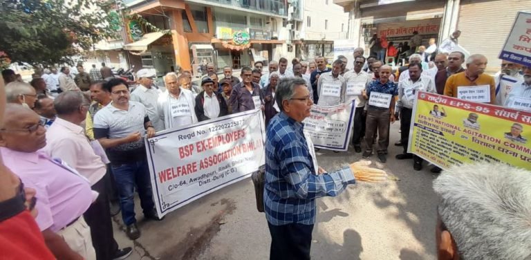 EPS-95-pension-Uproar-begins-siege-of-EPFO-__office-minimum-pension-higher-pension-focus-on-journalists-widows4-1